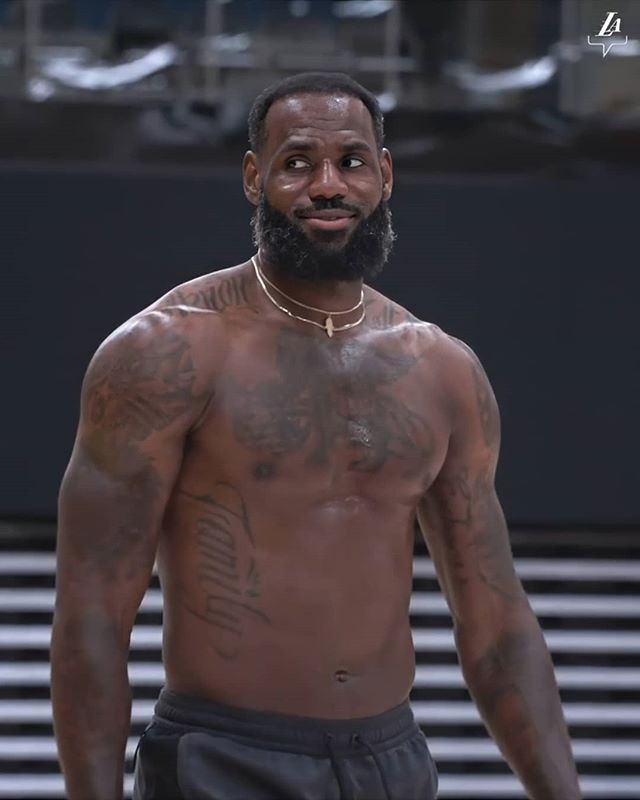 詹姆斯近期训练图集 训练馆里没穿过上衣 戴口罩练投篮