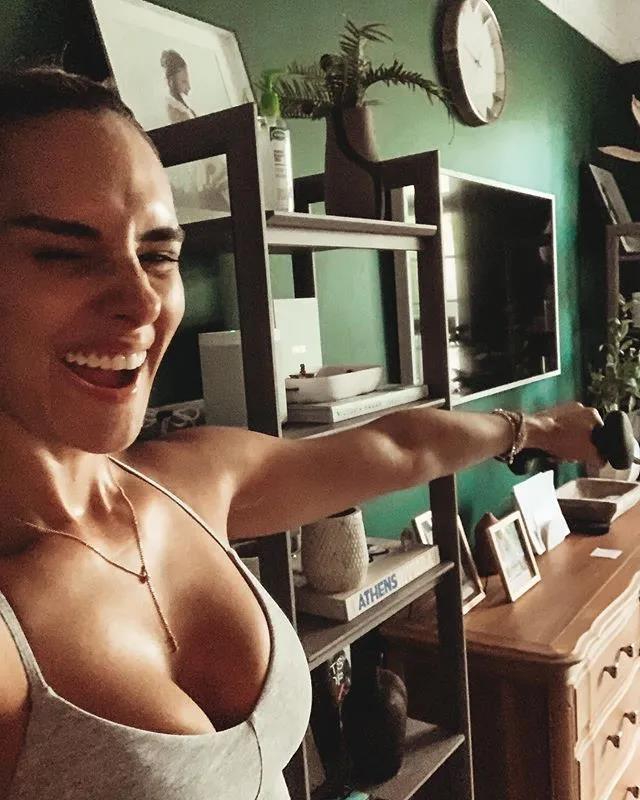 当世名帅真人赢！在自家拉拉队找对象 娶到小19岁的娇妻