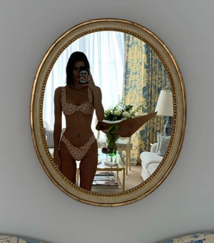 西蒙斯詹娜又黏上了！比赛日穿比基尼躺在一起 昨天刚一起看春晚