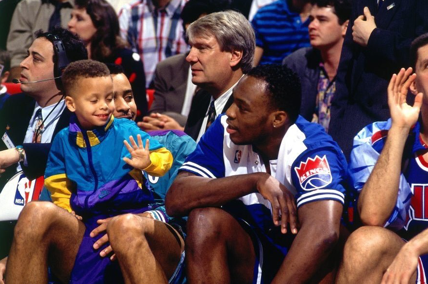 库里想和身边的球员击掌