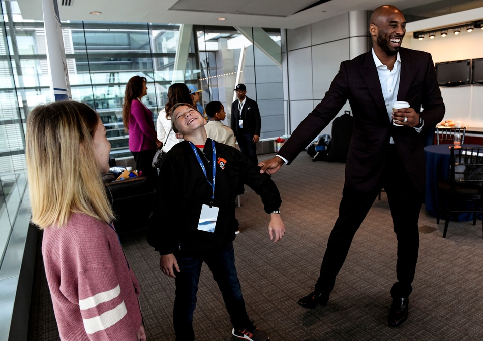 科比拍摄最新写真 变身霸道总裁