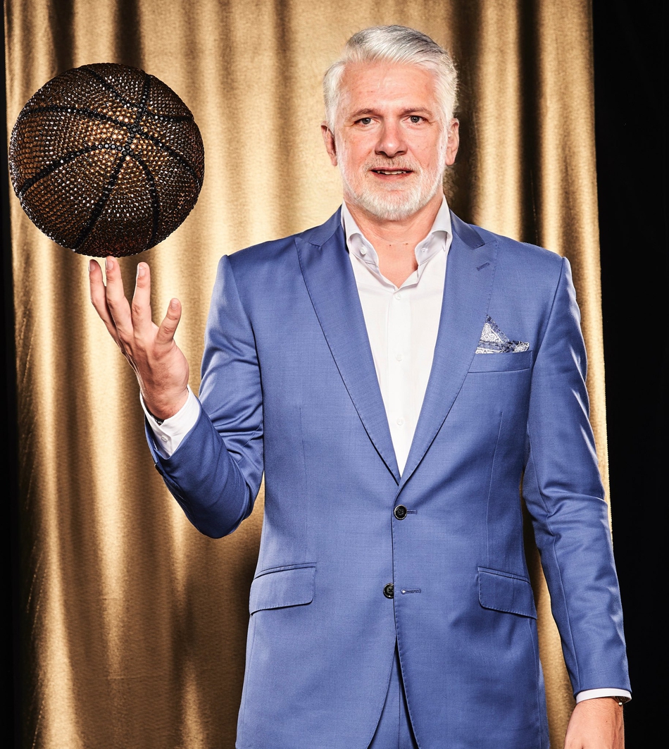 风靡NBA的变老挑战！白胡子老詹依旧霸气 一人撞脸波波维奇