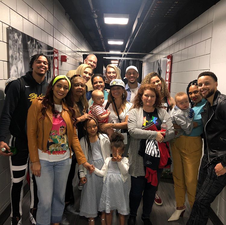 NBA的皇室！库里兄弟晒家族合影 来找找有多少球星