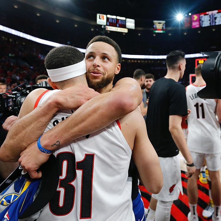 NBA的皇室！库里兄弟晒家族合影 来找找有多少球星