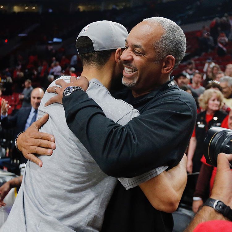 NBA的皇室！库里兄弟晒家族合影 来找找有多少球星