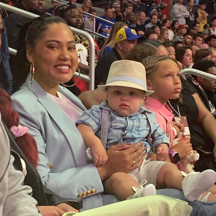 NBA的皇室！库里兄弟晒家族合影 来找找有多少球星