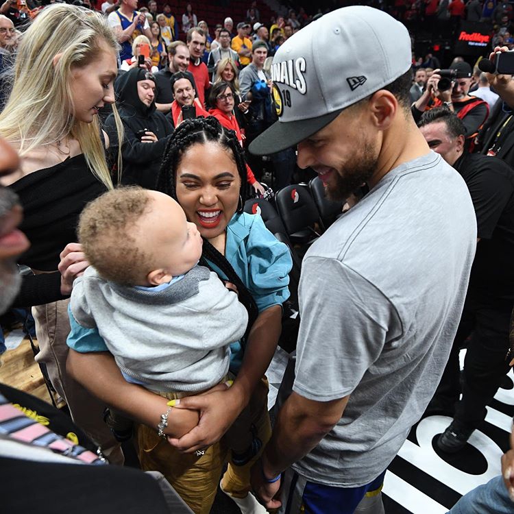 NBA的皇室！库里兄弟晒家族合影 来找找有多少球星