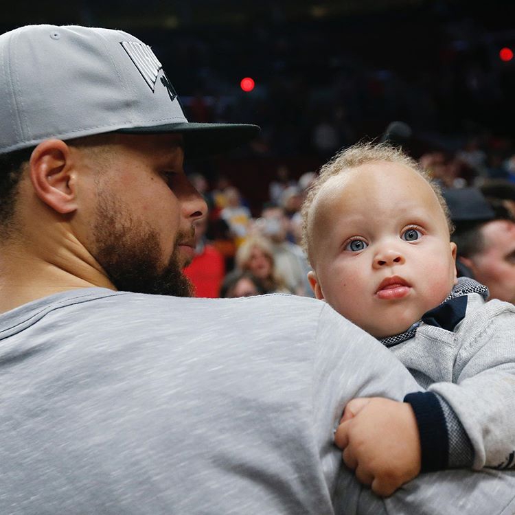 NBA的皇室！库里兄弟晒家族合影 来找找有多少球星