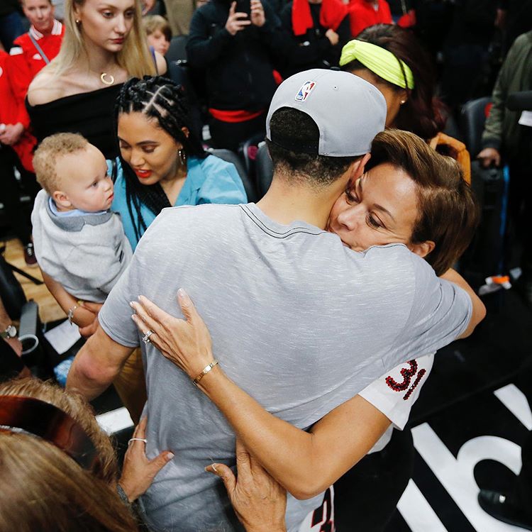 NBA的皇室！库里兄弟晒家族合影 来找找有多少球星