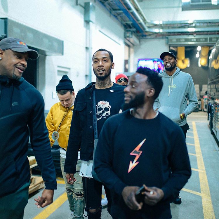 杜兰特已经开始训练！拄着拐杖穿着保护靴 泳池里练投篮