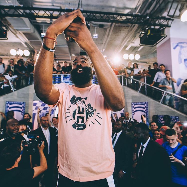 脱了！哈登终于把衣服脱了！再不脱火蜜就要哭了