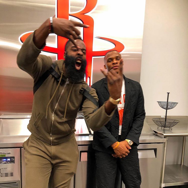 脱了！哈登终于把衣服脱了！再不脱火蜜就要哭了