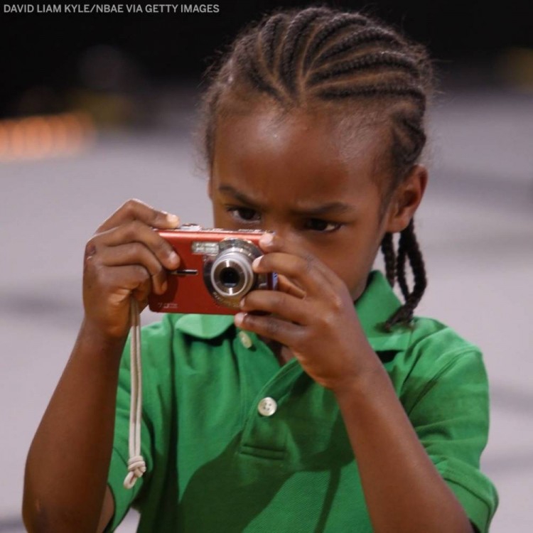 詹姆斯晒出布朗尼多张童年照 祝大儿子16岁生日快乐