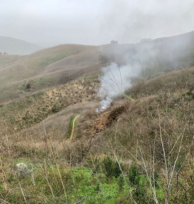 科比飞机失事现场照片曝光 浓烟滚滚工作人员谨慎搜寻