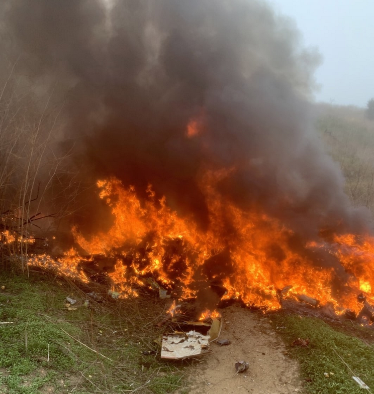 科比飞机失事现场照片曝光 浓烟滚滚工作人员谨慎搜寻