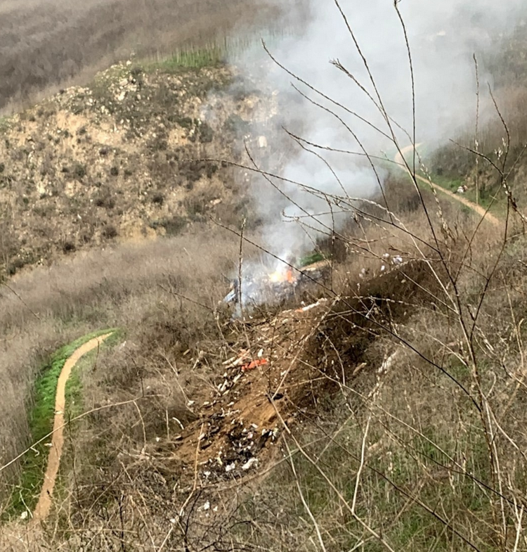 科比飞机失事现场照片曝光 浓烟滚滚工作人员谨慎搜寻