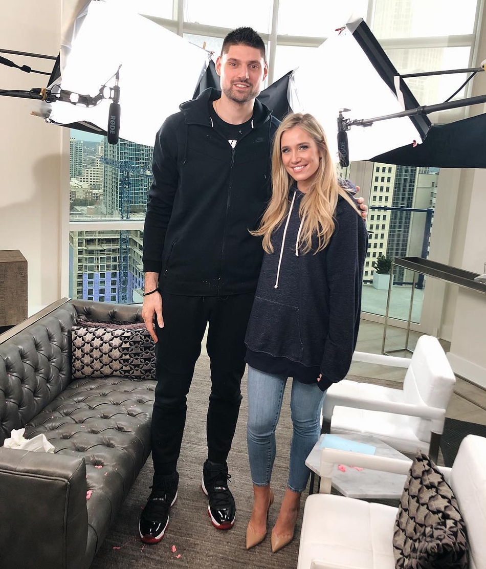 逆天大长腿！湖人熟女记者风韵十足 身材脸蛋却似少女