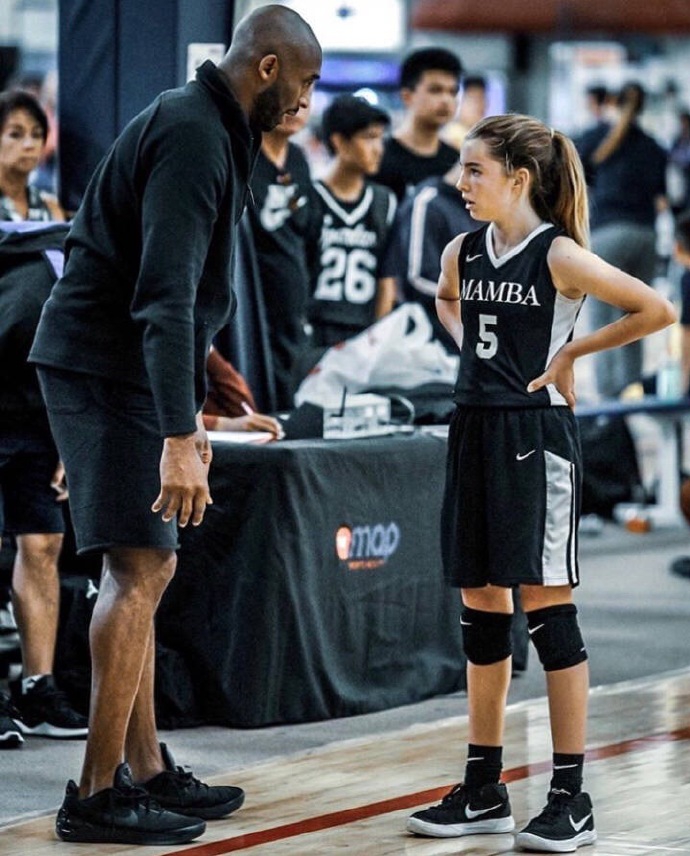 科比出任女儿球队教练 又见性感小腿