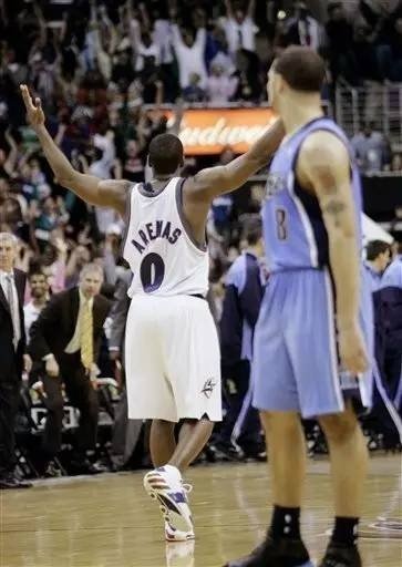 一张照片就能讲述一段NBA故事！姚明老大重逢 加嫂遥望科比