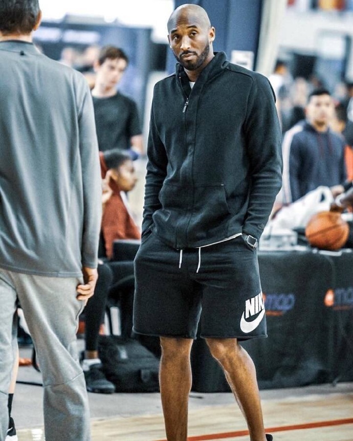 科比出任女儿球队教练 又见性感小腿