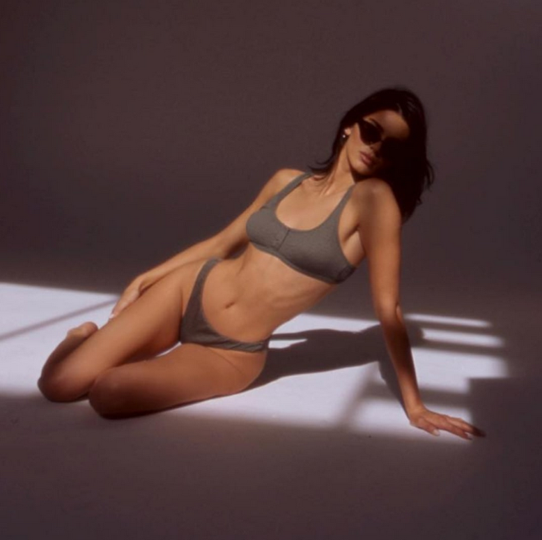 西蒙斯詹娜又黏上了！比赛日穿比基尼躺在一起 昨天刚一起看春晚