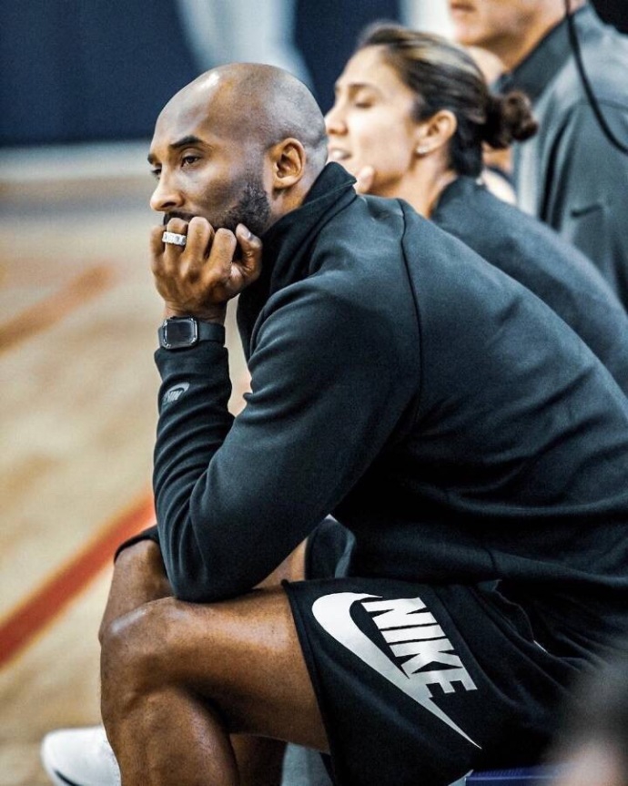 科比出任女儿球队教练 又见性感小腿