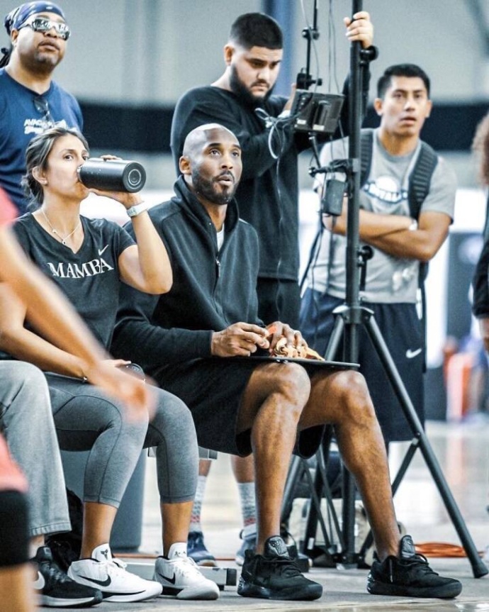 科比出任女儿球队教练 又见性感小腿