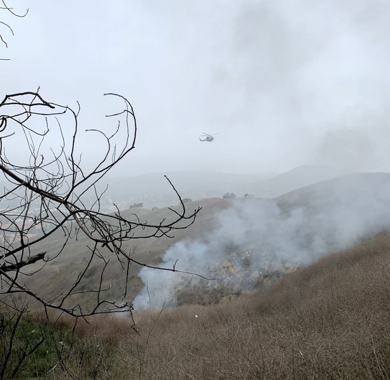 科比飞机失事现场照片曝光 浓烟滚滚工作人员谨慎搜寻