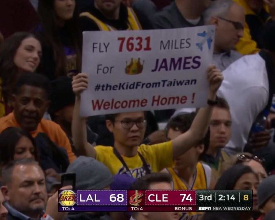 从台湾飞到克利夫兰的球迷，欢迎詹姆斯回家