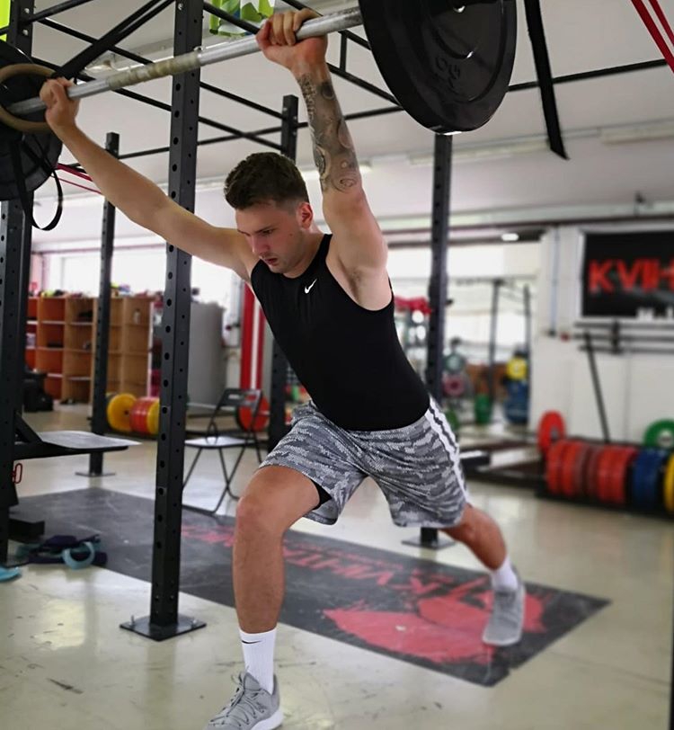 瘦了吗？东契奇刻苦训练忙撸铁 他在这方面跟詹皇完全不同