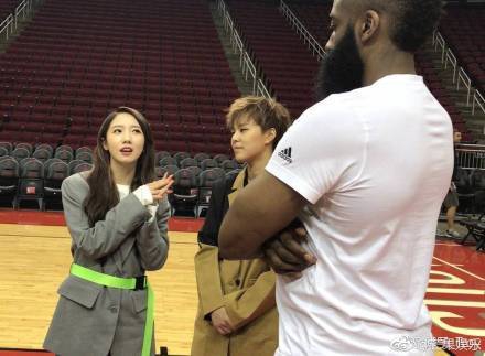 哈登与火箭少女交流