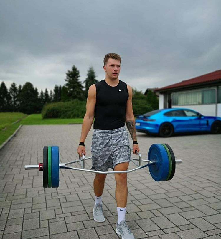 瘦了吗？东契奇刻苦训练忙撸铁 他在这方面跟詹皇完全不同