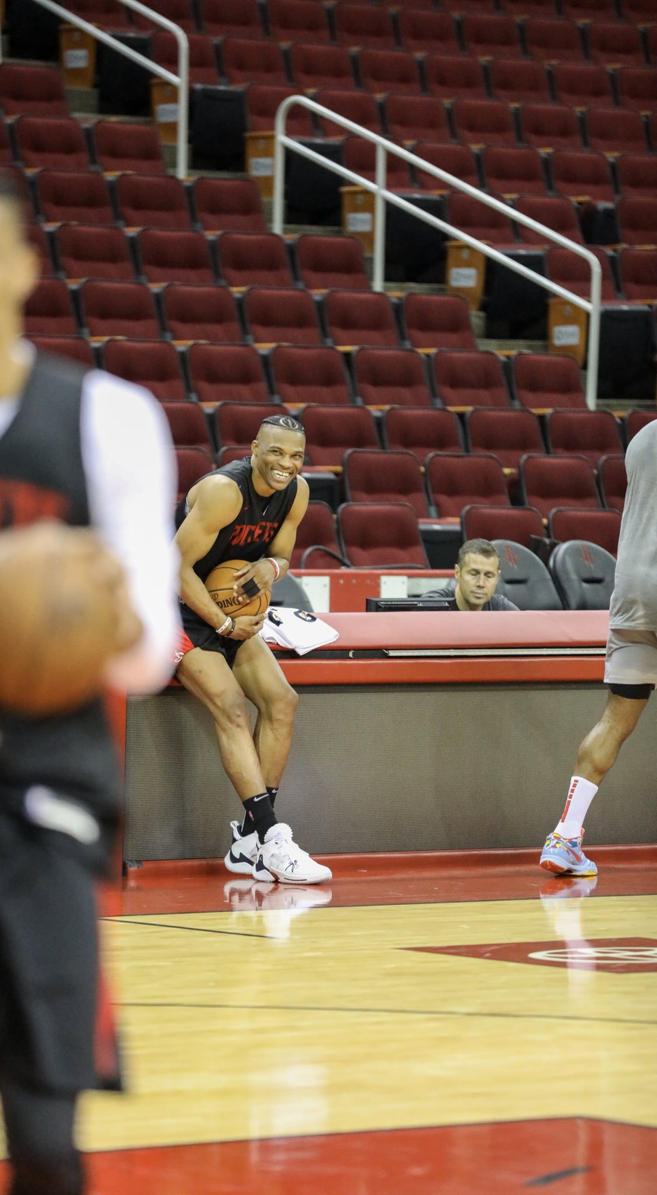 火箭训练营首日精彩瞬间 威少全程乐开花 哈登秀后撤步三分