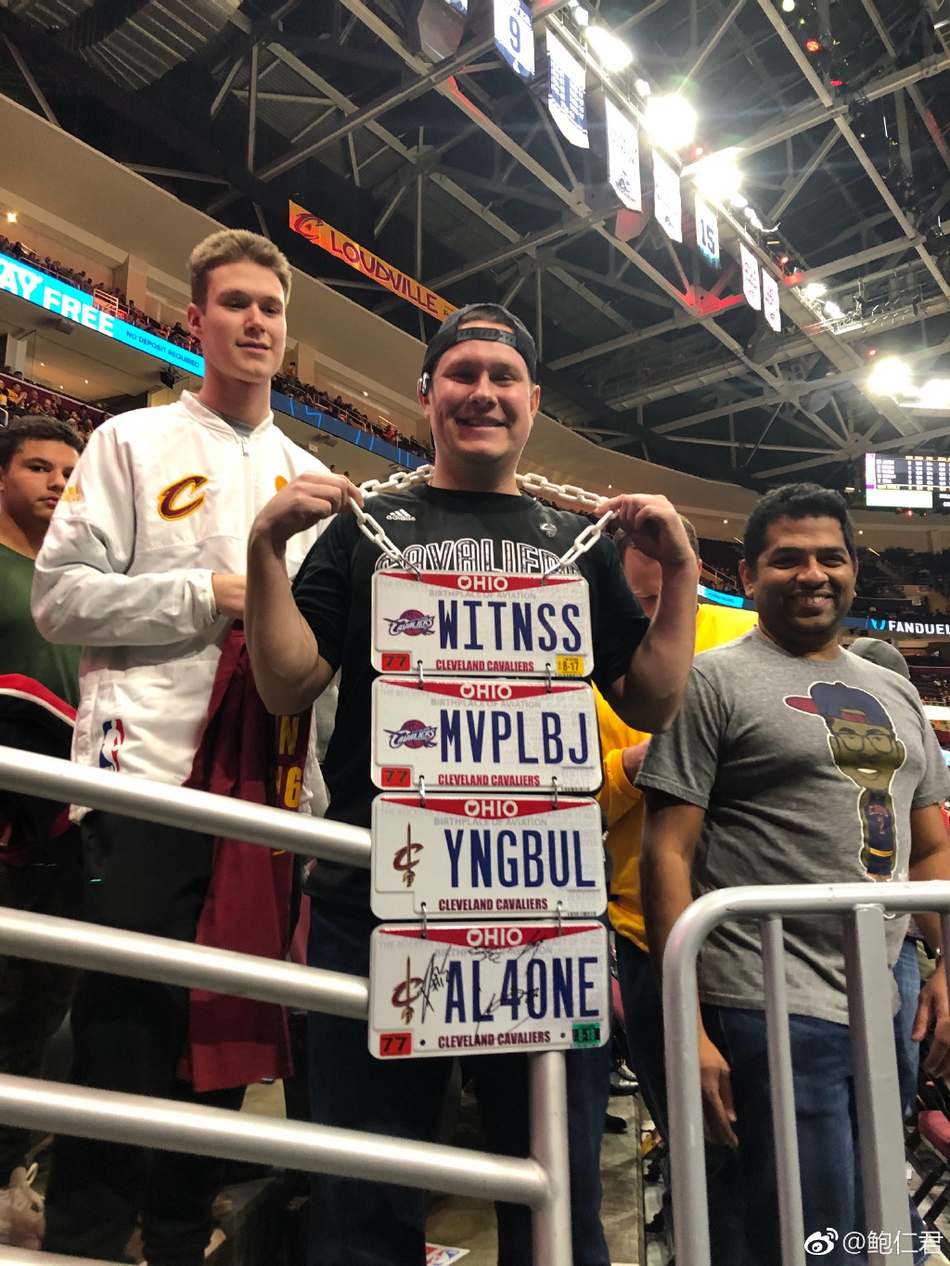 球迷晒出特制的车牌