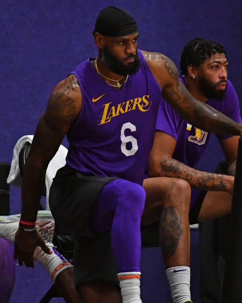 湖人高燃训练酷照放送！老汉詹姆斯大秀完美身材！