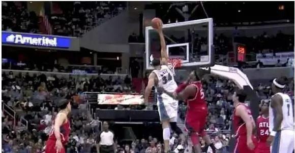 NBA有多少球员能摸到篮板上沿？现役有3人几乎完成！