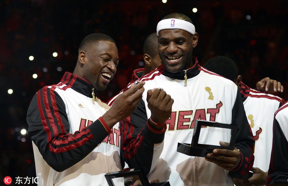 回顾詹韦赛场基情瞬间