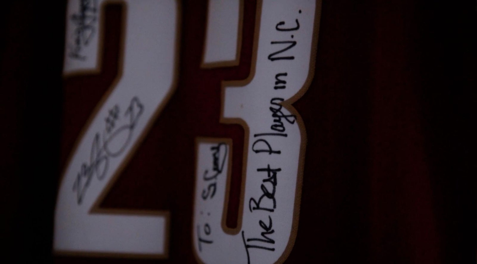 英雄相惜!库里珍藏詹姆斯签名球衣 学生时代就跟老詹关系不一般