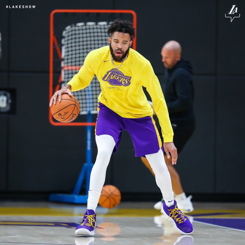 麦基练习运球。