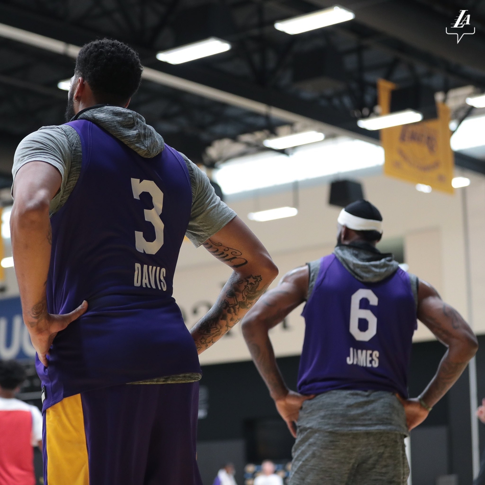 湖人训练营首日精彩瞬间！詹姆斯对位浓眉哥 魔兽隔扣队友