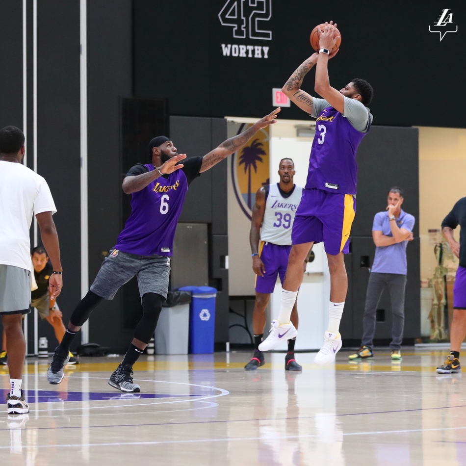 湖人5V5对抗赛浓眉打服魔兽！詹姆斯超远三分绝平！隆多反绝杀！