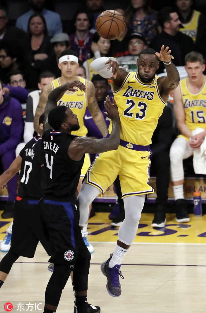 詹姆斯跳起传球