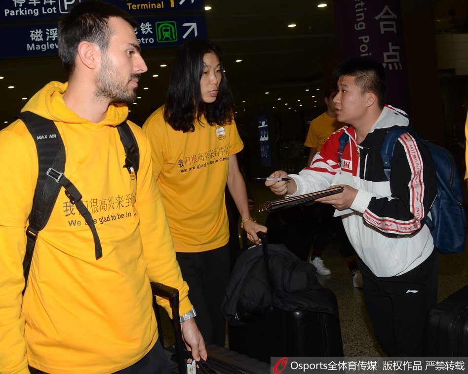 朱婷随瓦基弗银行回国受追捧