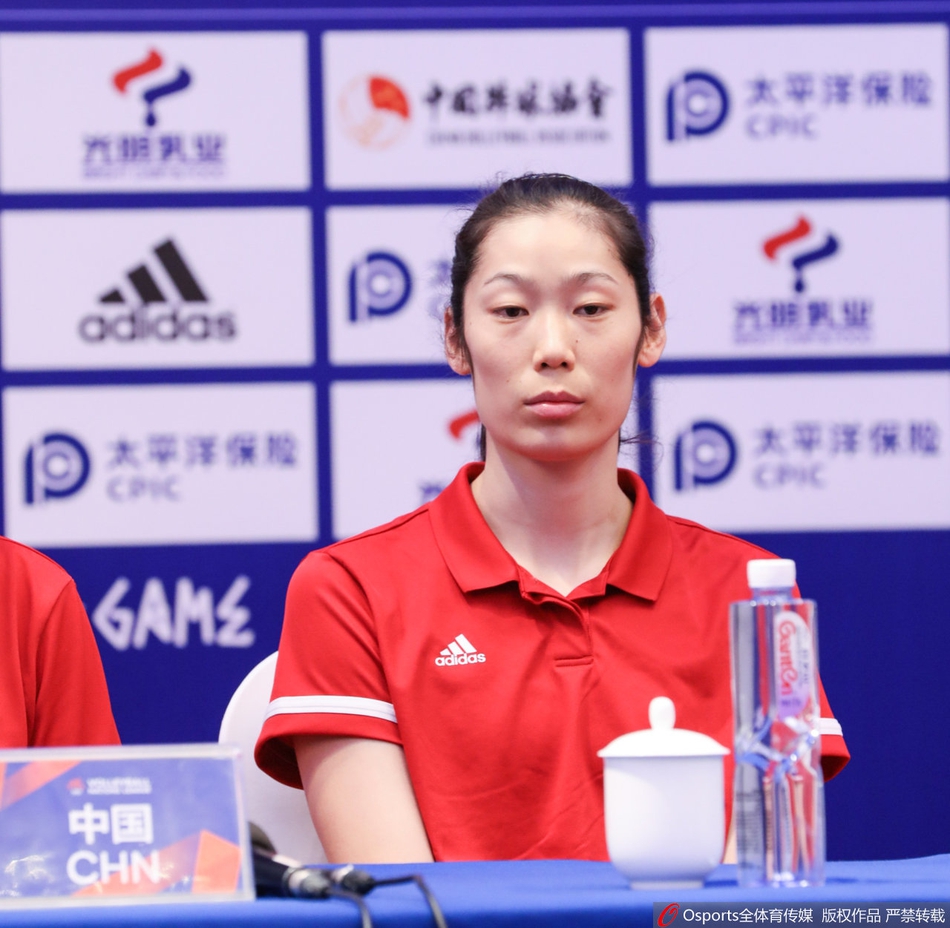 郎平携朱婷出席宁波站前发布会