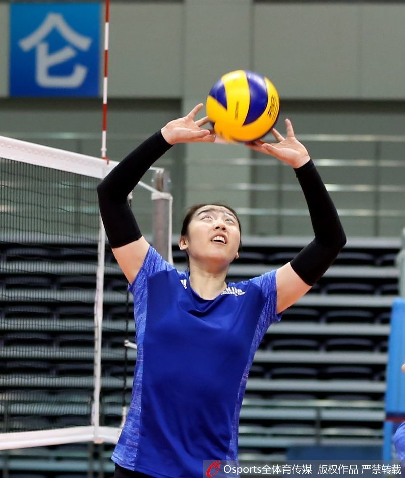 中国女排备战亚运玩踢毽子
