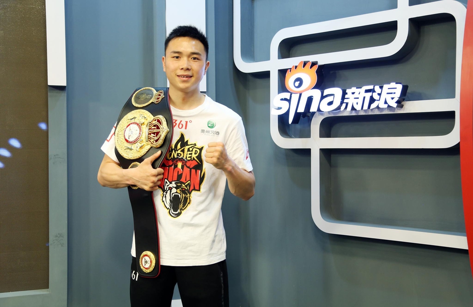 徐灿做客新浪体育展示金腰带