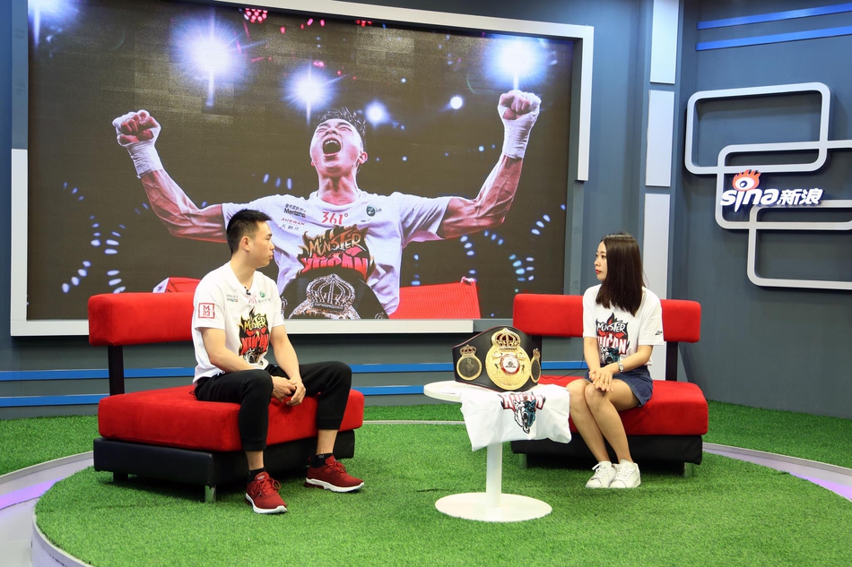 徐灿做客新浪体育展示金腰带