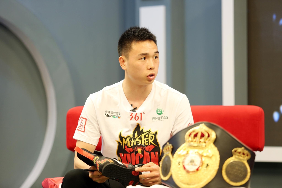 徐灿做客新浪体育展示金腰带