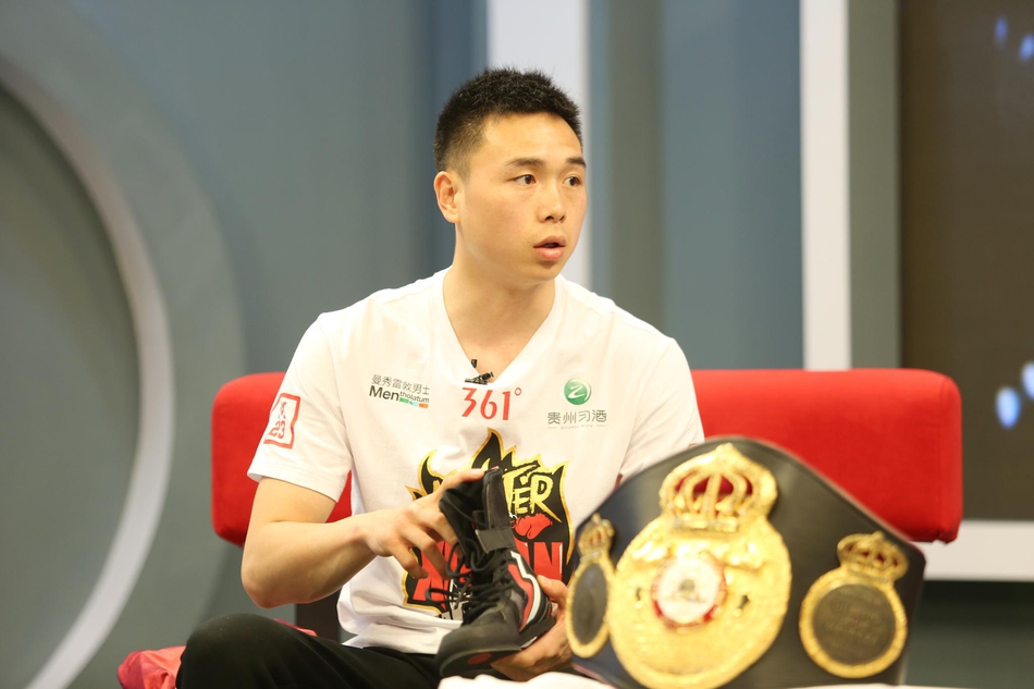 徐灿做客新浪体育展示金腰带