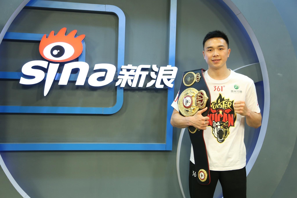 徐灿做客新浪体育展示金腰带